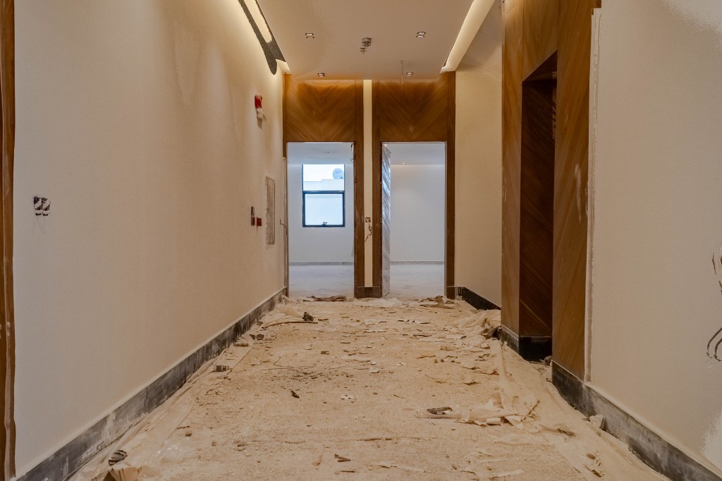 شراء شقة من مطور عقاري الرياض: دليل عملي وتجربة حقيقية مع مشاريع قمرا 3 غرفة بإضاءة مخفية ونافذة حديثة في مشروع مطور عقاري بالرياض