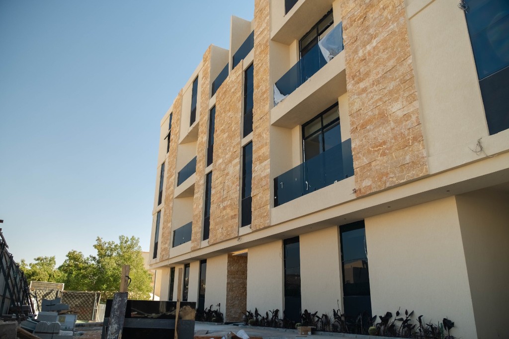أفضل مطور عقاري في حي التعاون: معايير واضحة وتجربة قمرا على الأرض 3 تصميم معماري حديث لشقق في حي التعاون بالرياض