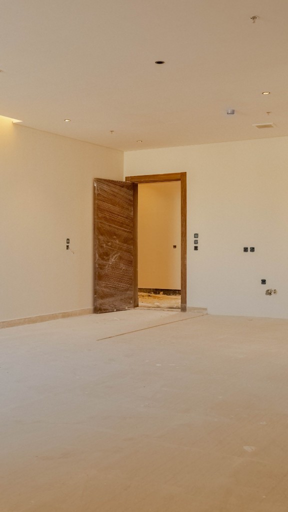 مشاريع سكنية شمال الرياض: دليل عملي وتجربة قمرا على الأرض 3 باب خشبي وتشطيب داخلي في مشاريع سكنية شمال الرياض