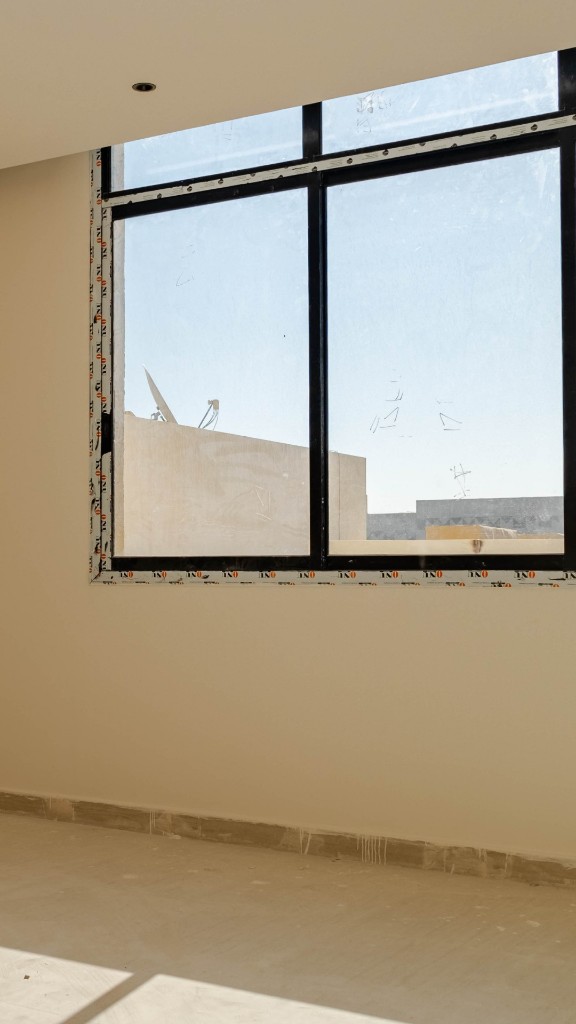 مشاريع سكنية شمال الرياض: دليل عملي وتجربة قمرا على الأرض 7 نافذة حديثة بإطار أسود في مشاريع سكنية شمال الرياض