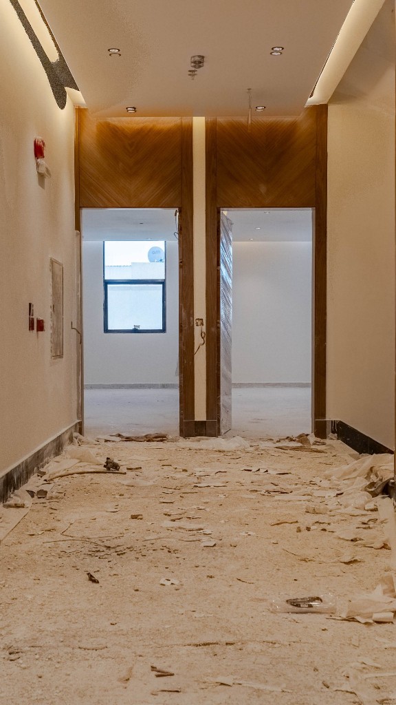 مشاريع سكنية شمال الرياض: دليل عملي وتجربة قمرا على الأرض 4 ممر داخلي بإطارات خشبية ضمن مشاريع سكنية شمال الرياض