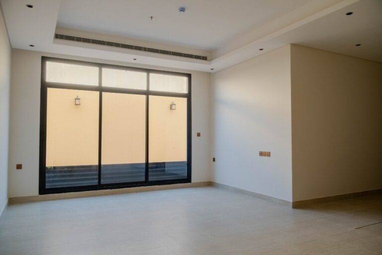 شقق تمليك بمقدم سهل: كيف تبدأ تملكاً واعياً دون ضغط السيولة؟ 2 صالة واسعة بنوافذ عالية ضمن شقق تمليك بمقدم سهل