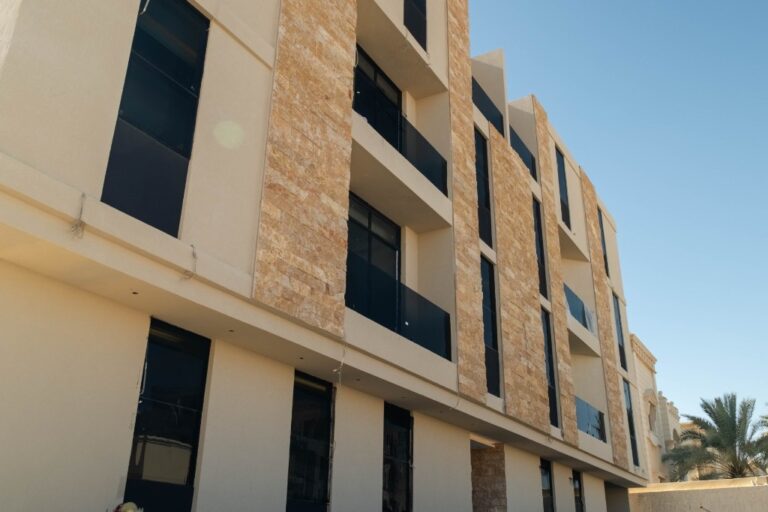 مشاريع قمرا للتطوير العقاري: تجربة حقيقية داخل مشروع قمرا 16 في حي التعاون 12 واجهة مشروع قمرا 16 ضمن مشاريع قمرا للتطوير العقاري