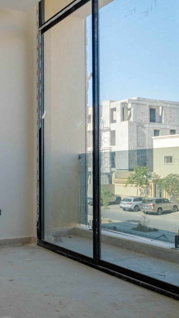 شقق مساحات واسعة للبيع الرياض: كيف تختار وحدة تُعاش لا تُقاس فقط؟ 2 شقة بنوافذ من الأرض للسقف ضمن شقق مساحات واسعة للبيع الرياض