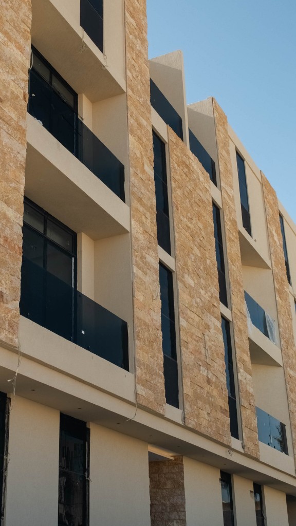 شقق مساحات واسعة للبيع الرياض: كيف تختار وحدة تُعاش لا تُقاس فقط؟ 21 واجهة حجرية حديثة لمشروع شقق مساحات واسعة للبيع الرياض