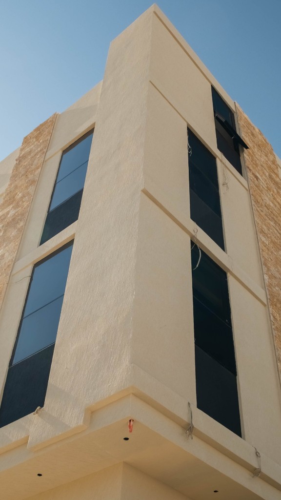 شقق مساحات واسعة للبيع الرياض: كيف تختار وحدة تُعاش لا تُقاس فقط؟ 6 ركن واجهة عصرية لمشروع شقق مساحات واسعة للبيع الرياض