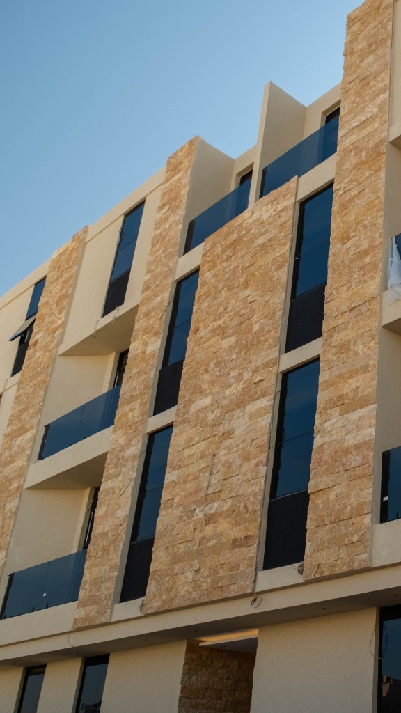 شقق مساحات واسعة للبيع الرياض: كيف تختار وحدة تُعاش لا تُقاس فقط؟ 7 واجهات زجاج وحجر في شقق مساحات واسعة للبيع الرياض