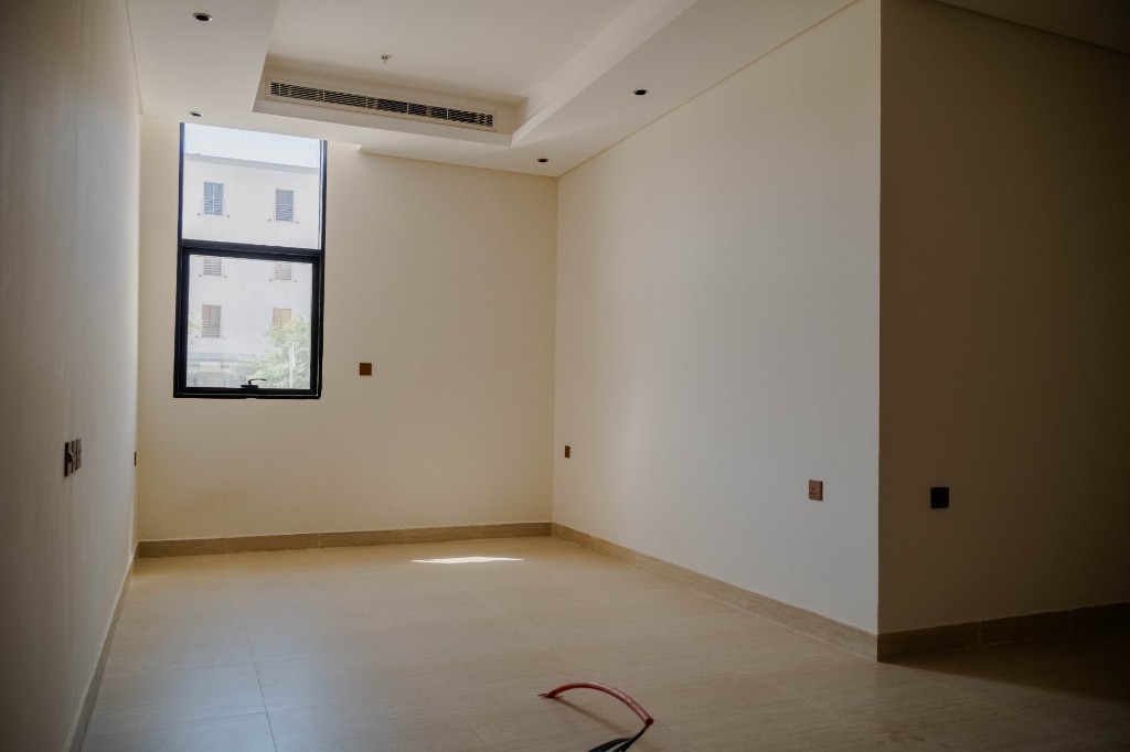 شقق مساحات واسعة للبيع الرياض: كيف تختار وحدة تُعاش لا تُقاس فقط؟ 4 صالة واسعة بإضاءة طبيعية ضمن شقق مساحات واسعة للبيع الرياض